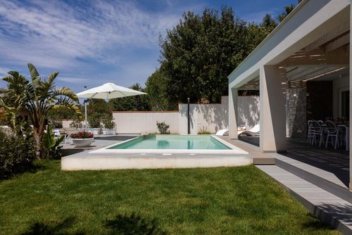 Villa Luna di Mare Villa avec piscine privée à Trapani, Sicile, Italie pour 8 personnes. La maison est située dans une zone résidentielle près de la plage, à 4 km de la Plage de Sable Lido San Giuliano, à 3 km de la plage, à 10 km de Trapani, et à 1 km de la plage rocheuse....