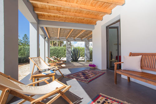 Villa Le Dune Villa à Menfi, Sicile, Italie pour 4 personnes. La maison est située dans un quartier résidentiel proche de la plage, à proximité de restaurants et de bars, et à 500 mètres de la plage....