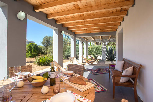 Villa Le Dune Villa à Menfi, Sicile, Italie pour 4 personnes. La maison est située dans un quartier résidentiel proche de la plage, à proximité de restaurants et de bars, et à 500 mètres de la plage....