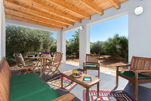 Villa Lido Fiori Ferienhaus in Menfi, Sizilien, Italien für 6 Personen. Das Haus befindet sich in einem Wohngebiet am Strand, in der Nähe von Restaurants und Bars und 500 m vom Sandstrand (300 m) entfernt....