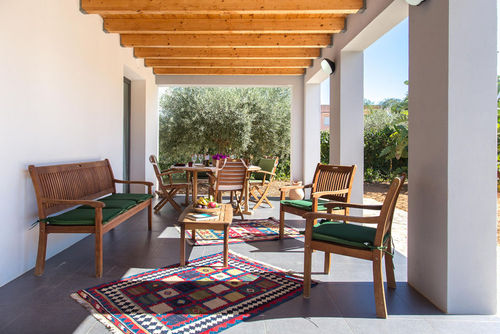 Villa Lido Fiori Ferienhaus in Menfi, Sizilien, Italien für 6 Personen. Das Ferienhaus befindet sich in einem Wohngebiet am Strand, in der Nähe von Restaurants und Bars und 500 m vom Sandstrand (300 m) entfernt....