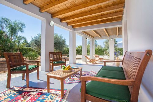 Villa Lido Fiori Ferienhaus in Menfi, Sizilien, Italien für 6 Personen. Das Ferienhaus befindet sich in einem Wohngebiet am Strand, in der Nähe von Restaurants und Bars und 500 m vom Sandstrand (300 m) entfernt....