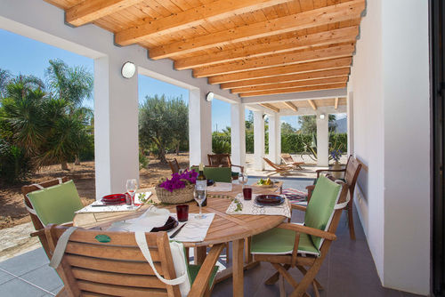 Villa Lido Fiori Maison de vacances à Menfi, Sicile, Italie pour 6 personnes. La maison est située dans un quartier résidentiel proche de la plage, à proximité de restaurants et de bars et à 500 m de la Plage de Sable (300 m)....