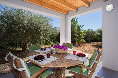 Villa Lido Fiori Ferienhaus in Menfi, Sizilien, Italien für 6 Personen. Das Ferienhaus befindet sich in einem Wohngebiet am Strand, in der Nähe von Restaurants und Bars und 500 m vom Sandstrand (300 m) entfernt....