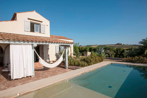 Villa Le Vigne Villa avec piscine privée à Selinunte, Sicile, Italie pour 6 personnes. La maison est située dans une zone rurale près de la plage, à 2 km de la plage de Sandy Beach - Réserve Naturelle du Belice et à 10 km de Marinella di Selinunte....
