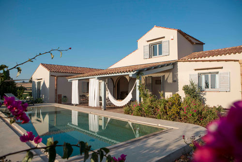 Villa Le Vigne Villa mit privatem Pool in Selinunte, Sizilien, Italien für 6 Personen. Das Ferienhaus befindet sich in einer ländlichen Strandregion, 2 km vom Sandstrand - Belice Naturreservat und 10 km von Marinella di Selinunte entfernt....