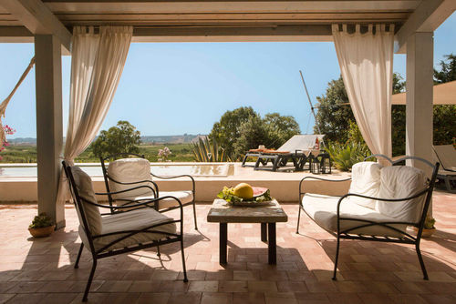 Villa Le Vigne Villa avec piscine privée à Selinunte, Sicile, Italie pour 6 personnes. La maison est située dans une zone rurale près de la plage, à 2 km de la plage de Sandy Beach - Réserve Naturelle du Belice et à 10 km de Marinella di Selinunte....