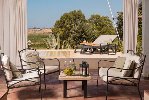 Villa Le Vigne Villa avec piscine privée à Selinunte, Sicile, Italie pour 6 personnes. La maison est située dans une zone rurale près de la plage, à 2 km de la plage de Sandy Beach - Réserve Naturelle du Belice et à 10 km de Marinella di Selinunte....