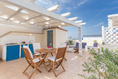 Casa Blu Ferienhaus in San Vito Lo Capo, Sizilien, Italien für 6 Personen. Das Ferienhaus befindet sich in einer Wohngegend am Strand, in der Nähe von Restaurants und Bars, Geschäften, Supermärkten und einem Tennisplatz und ist nur 25 m vom Strand entfernt....