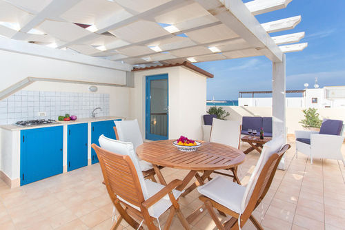 Casa Blu Maison de vacances à San Vito Lo Capo, Sicile, Italie pour 6 personnes. La maison est située dans un quartier résidentiel en bord de mer, à proximité de restaurants et bars, boutiques, supermarchés, et d'un court de tennis, et se trouve à 25 mètres de la plage....