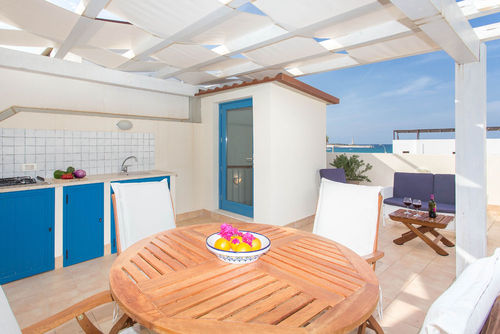 Casa Blu Maison de vacances à San Vito Lo Capo, Sicile, Italie pour 6 personnes. La maison est située dans un quartier résidentiel en bord de mer, à proximité de restaurants et bars, boutiques, supermarchés, et d'un court de tennis, et se trouve à 25 mètres de la plage....
