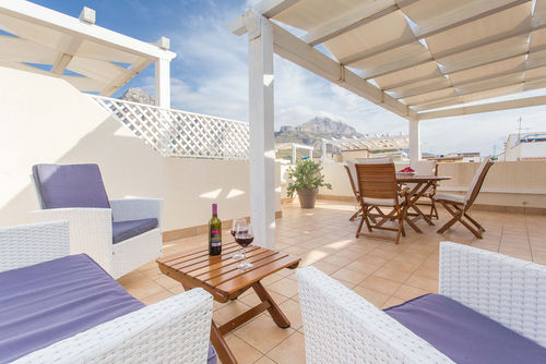 Casa Blu Maison de vacances à San Vito Lo Capo, Sicile, Italie pour 6 personnes. La maison est située dans un quartier résidentiel en bord de mer, à proximité de restaurants et bars, boutiques, supermarchés, et d'un court de tennis, et se trouve à 25 mètres de la plage....
