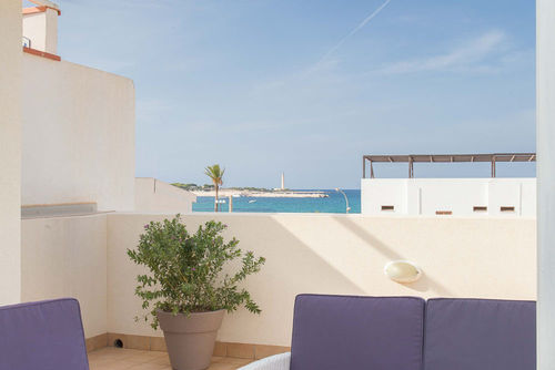 Casa Blu Ferienhaus in San Vito Lo Capo, Sizilien, Italien für 6 Personen. Das Ferienhaus befindet sich in einer Wohngegend am Strand, in der Nähe von Restaurants und Bars, Geschäften, Supermärkten und einem Tennisplatz und ist nur 25 m vom Strand entfernt....
