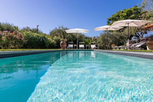 Villa Mazzaforno Villa à Cefalù, Sicile, Italie avec piscine privée pour 7 personnes. La maison est située dans un quartier résidentiel en bord de mer, à proximité de restaurants, bars, d'un court de tennis et à 500 m de la plage de Mazzaforno....