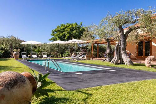 Villa Mazzaforno Villa à Cefalù, Sicile, Italie avec piscine privée pour 7 personnes. La maison est située dans un quartier résidentiel en bord de mer, à proximité de restaurants, bars, d'un court de tennis et à 500 m de la plage de Mazzaforno....
