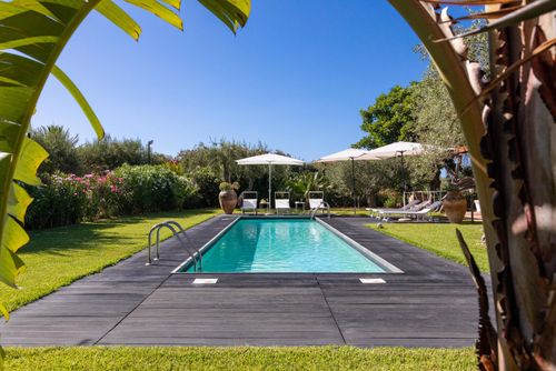 Villa Mazzaforno Villa à Cefalù, Sicile, Italie avec piscine privée pour 7 personnes. La maison est située dans un quartier résidentiel en bord de mer, à proximité de restaurants, bars, d'un court de tennis et à 500 m de la plage de Mazzaforno....