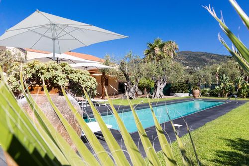 Villa Mazzaforno Villa à Cefalù, Sicile, Italie avec piscine privée pour 7 personnes. La maison est située dans un quartier résidentiel en bord de mer, à proximité de restaurants, bars, d'un court de tennis et à 500 m de la plage de Mazzaforno....