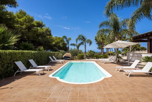 Villa Aronica Villa avec piscine privée à San Vito Lo Capo, Sicile, Italie pour 16 personnes. La maison est située dans un quartier résidentiel en bord de mer, à proximité de restaurants et bars, boutiques, supermarchés et d'un court de tennis, à 200 m de la plage de San Vito Lo Capo et à 0,2 km de San Vito Lo Capo....