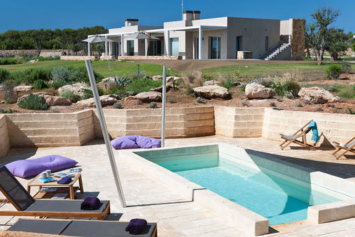 Suite Aegusana Villa avec piscine privée dans les îles Égades, Sicile, Italie pour 8 personnes. La maison est située dans une zone rurale en bord de mer et se trouve à 2 km de la plage de Cala Azzurra, qui mesure 1 km de long....