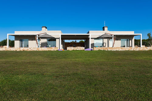 Suite Aegusana Villa avec piscine privée dans les îles Égades, Sicile, Italie pour 8 personnes. La maison est située dans une zone rurale en bord de mer et se trouve à 2 km de la plage de Cala Azzurra, qui mesure 1 km de long....