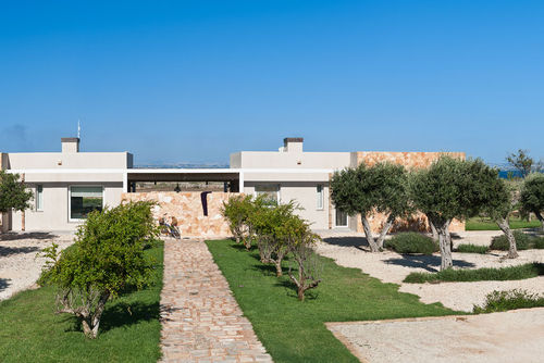 Suite Aegusana Villa mit privatem Pool auf den Ägadischen Inseln, Sizilien, Italien für 8 Personen. Das Ferienhaus befindet sich in einem ländlichen Strandgebiet und ist 2 km vom Cala Azzurra Strand entfernt, der 1 km lang ist....