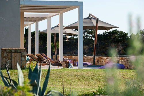 Suite Aegusana Villa avec piscine privée dans les îles Égades, Sicile, Italie pour 8 personnes. La maison est située dans une zone rurale en bord de mer et se trouve à 2 km de la plage de Cala Azzurra, qui mesure 1 km de long....