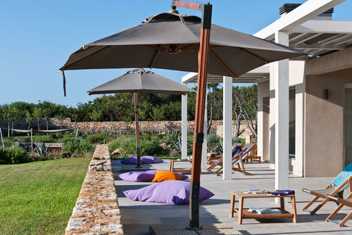 Suite Aegusana Villa avec piscine privée dans les îles Égades, Sicile, Italie pour 8 personnes. La maison est située dans une zone rurale en bord de mer et se trouve à 2 km de la plage de Cala Azzurra, qui mesure 1 km de long....