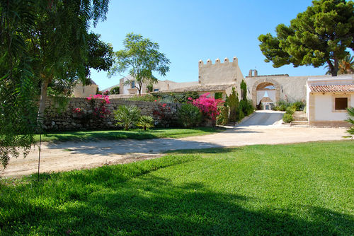 Villa Feudale Villa de luxe avec piscine privée à Brucoli, Sicile, Italie, pouvant accueillir 24 personnes. La villa est située dans une zone côtière et rurale....
