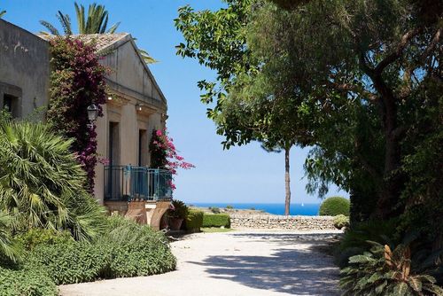 Villa Feudale Villa de luxe avec piscine privée à Brucoli, Sicile, Italie, pouvant accueillir 24 personnes. La villa est située dans une zone côtière et rurale....