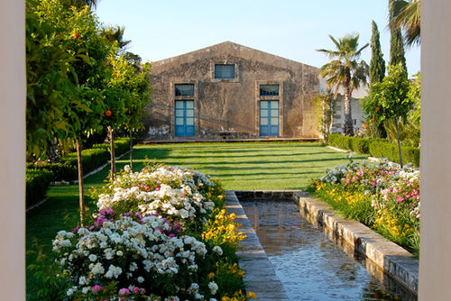 Villa Feudale Villa de luxe avec piscine privée à Brucoli, Sicile, Italie, pouvant accueillir 24 personnes. La villa est située dans une zone côtière et rurale....