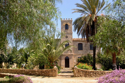 Villa Torre Canalotto Luxury villa with private pool in Selinunte, Sicily, Italy for 12 persons. The villa is situated in a coastal and rural area and is 3 km from Castelvetrano....