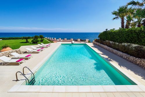 Villa Brezza Marina Luxusvilla in Weißen Brunnen, Sizilien, Italien mit beheiztem Pool für 12 Personen. Die Villa befindet sich in einem Wohngebiet am Strand, 1 km vom Sandstrand und 0,05 km vom privaten Zugang zum Meer und zu den Felsen entfernt....