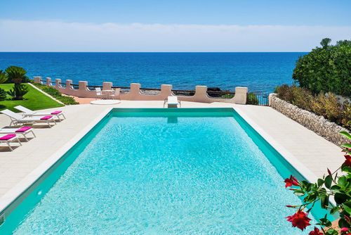 Villa Brezza Marina Villa de luxe à White Fountains, Sicile, Italie, avec piscine chauffée pour 12 personnes. La villa est située dans un quartier résidentiel proche de la plage, à 1 km de la Plage de Sable et à 0,05 km d'un accès privé à la mer et aux rochers en contrebas....
