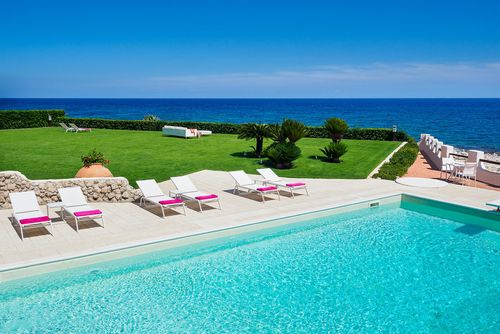Villa Brezza Marina Villa de luxe à White Fountains, Sicile, Italie, avec piscine chauffée pour 12 personnes. La villa est située dans un quartier résidentiel proche de la plage, à 1 km de la Plage de Sable et à 0,05 km d'un accès privé à la mer et aux rochers en contrebas....