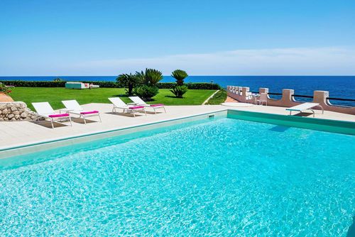 Villa Brezza Marina Villa de luxe à White Fountains, Sicile, Italie, avec piscine chauffée pour 12 personnes. La villa est située dans un quartier résidentiel proche de la plage, à 1 km de la Plage de Sable et à 0,05 km d'un accès privé à la mer et aux rochers en contrebas....