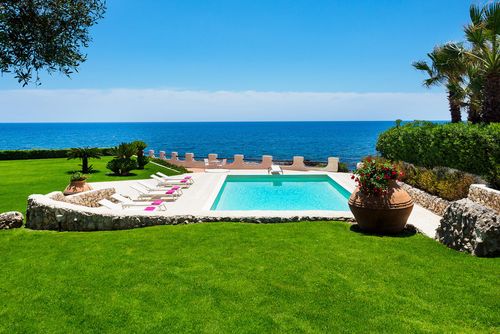Villa Brezza Marina Luxusvilla in Weißen Brunnen, Sizilien, Italien mit beheiztem Pool für 12 Personen. Die Villa befindet sich in einem Wohngebiet am Strand, 1 km vom Sandstrand und 0,05 km vom privaten Zugang zum Meer und zu den Felsen entfernt....