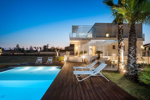 Villa StellaMarina Villa in Marina di Modica, Sizilien, Italien mit privatem Pool für 10 Personen. Das Ferienhaus befindet sich in einer Wohngegend am Strand, 500 m von Marina di Modica und 400 m vom Strand entfernt, sowie 0,1 km vom Rocky Beach, 30 m....