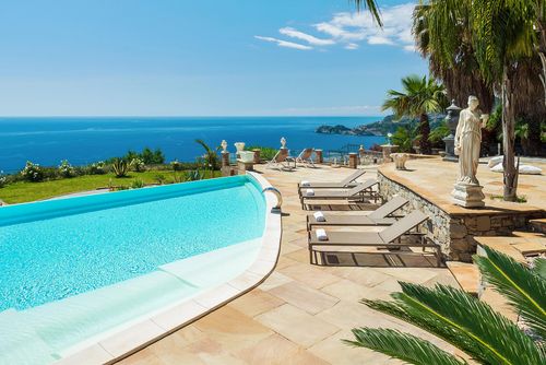 Villa Mare Azzurro Luxuriöse Villa mit privatem Pool in Letojanni, Sizilien, Italien für 8 Personen. Die Villa befindet sich in einer Wohngegend am Strand und ist 3 km vom Strand von Letojanni entfernt....