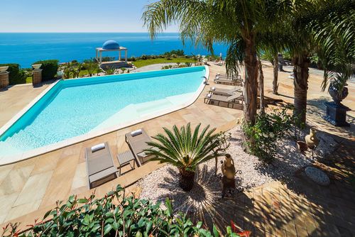 Villa Mare Azzurro Villa de luxe avec piscine privée à Letojanni, Sicile, Italie pour 8 personnes. La villa est située dans une zone résidentielle en bord de mer et se trouve à 3 km de la plage de Letojanni....