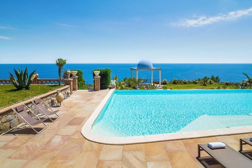Villa Mare Azzurro Luxuriöse Villa mit privatem Pool in Letojanni, Sizilien, Italien für 8 Personen. Die Villa befindet sich in einer Wohngegend am Strand und ist 3 km vom Strand von Letojanni entfernt....