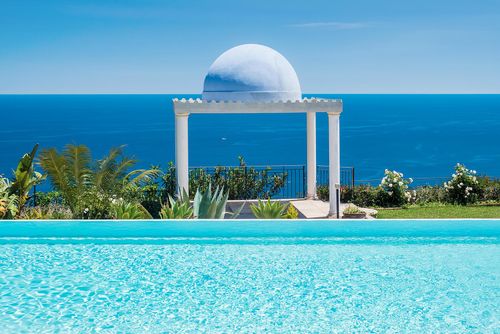 Villa Mare Azzurro Villa de luxe avec piscine privée à Letojanni, Sicile, Italie pour 8 personnes. La villa est située dans une zone résidentielle en bord de mer et se trouve à 3 km de la plage de Letojanni....