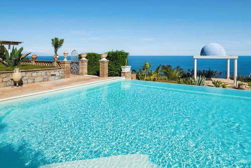 Villa Mare Azzurro Luxuriöse Villa mit privatem Pool in Letojanni, Sizilien, Italien für 8 Personen. Die Villa befindet sich in einer Wohngegend am Strand und ist 3 km vom Strand von Letojanni entfernt....