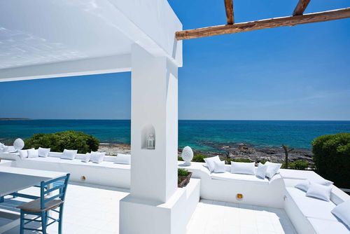 Villa Celeste Villa à Fontane Bianche, Sicile, Italie pour 4 personnes. La maison est située dans un quartier résidentiel en bord de mer, à 1 km de la plage de Fontane Bianche, à 3 km de Cassibile et à 25 m de la plage de Rocky....
