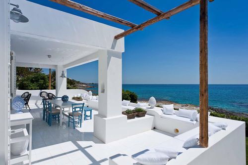 Villa Celeste Villa à Fontane Bianche, Sicile, Italie pour 4 personnes. La maison est située dans un quartier résidentiel en bord de mer, à 1 km de la plage de Fontane Bianche, à 3 km de Cassibile et à 25 m de la plage de Rocky....