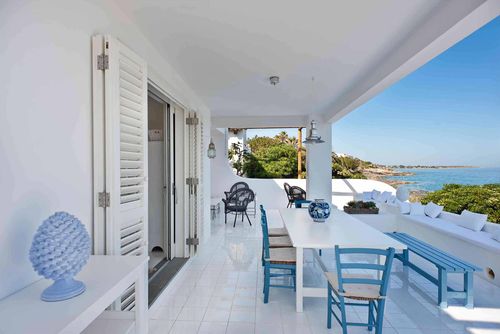 Villa Celeste Villa in Fontane Bianche, Sicily, Italy for 4 persons. The house is situated in a residential beach area, 1 km from Fontane Bianche beach, 3 km from Cassibile and 25 m from Rocky beach....