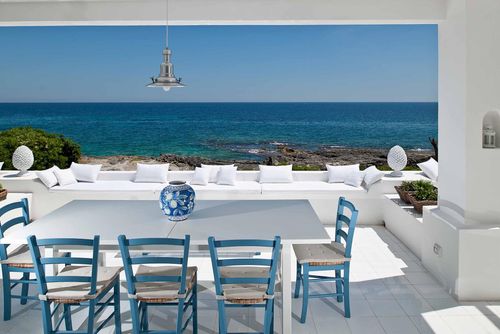 Villa Celeste Villa à Fontane Bianche, Sicile, Italie pour 4 personnes. La maison est située dans un quartier résidentiel en bord de mer, à 1 km de la plage de Fontane Bianche, à 3 km de Cassibile et à 25 m de la plage de Rocky....