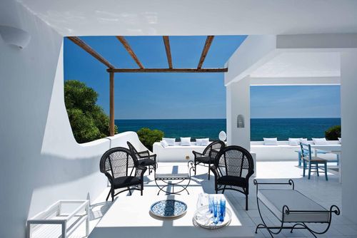 Villa Celeste Villa à Fontane Bianche, Sicile, Italie pour 4 personnes. La maison est située dans un quartier résidentiel en bord de mer, à 1 km de la plage de Fontane Bianche, à 3 km de Cassibile et à 25 m de la plage de Rocky....