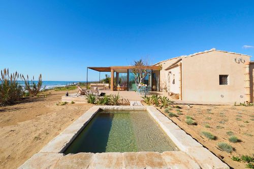 Villa Dalle Sirene Villa mit beheiztem Pool in Pozzallo-Santa Maria Focallo, Sizilien, Italien für 4 Personen. Das Ferienhaus befindet sich 25 Meter vom Strand und 10 Kilometer von Pozzallo entfernt....