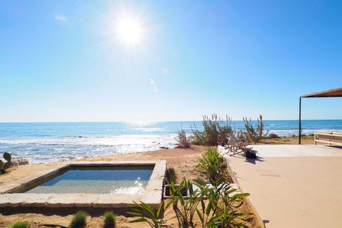 Villa Dalle Sirene Villa avec piscine chauffée à Pozzallo-Santa Maria Focallo, Sicile, Italie pour 4 personnes. La maison est située à 25 mètres de la plage et à 10 kilomètres de Pozzallo....