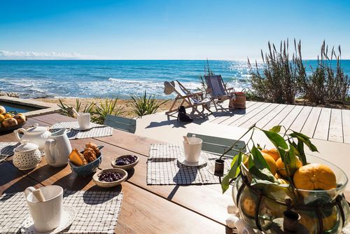 Villa Dalle Sirene Villa avec piscine chauffée à Pozzallo-Santa Maria Focallo, Sicile, Italie pour 4 personnes. La maison est située à 25 mètres de la plage et à 10 kilomètres de Pozzallo....